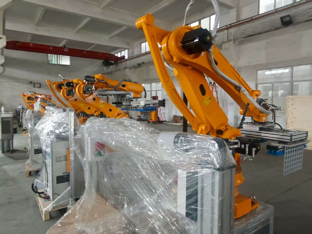 饲料行业如何实现自动化码垛？引入码垛机器人或许是一个新思路。